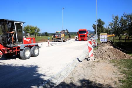 ASFALTIRANJE KOLESARSKE POTI CERKNICA  DOLENJE JEZERO 03 FOTO LJUBO VUKELIČ